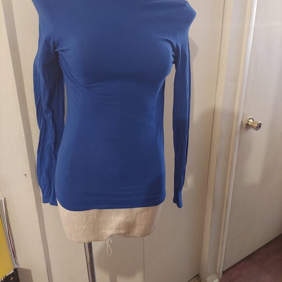 Long Sleeve Basic T-shirt - Picture 4 of 4